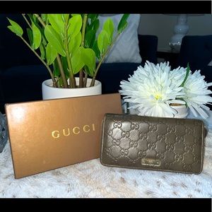 Gucci zipround wallet